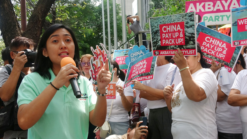 菲律賓並肩黨總裁戴維（Rafaela David，左）19日帶領菲律賓民眾到中國駐菲律賓領事館前示威，要求中國為在菲律賓南海聲索區域造成的生態破壞進行賠償。 (圖：中央社)