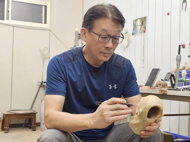 金光布袋戲雕刻師蕭佟興從事製作布袋戲偶頭，已有20多年時間。他想延續偶頭雕刻的傳統藝術，創新挑戰製作其他戲偶。(圖：中央社)