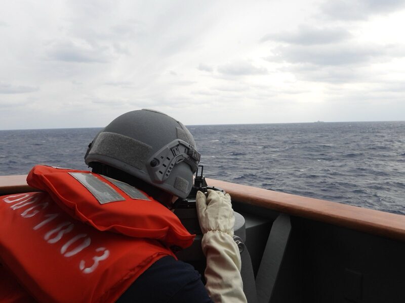 海軍左營艦艦上官兵日前監控中國人民解放軍海軍052C型飛彈驅逐艦長春艦。(圖：中央社)