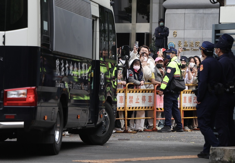 劉姓保母姊妹被控虐死男童「剴剴」，民眾發起偶發性聲援行動，台北地院國民法官庭2025年3月19日開庭審理，庭審結束後囚車駛離法院，聲援者在庭外高呼不得假釋等訴求。 (中央社資料照片)