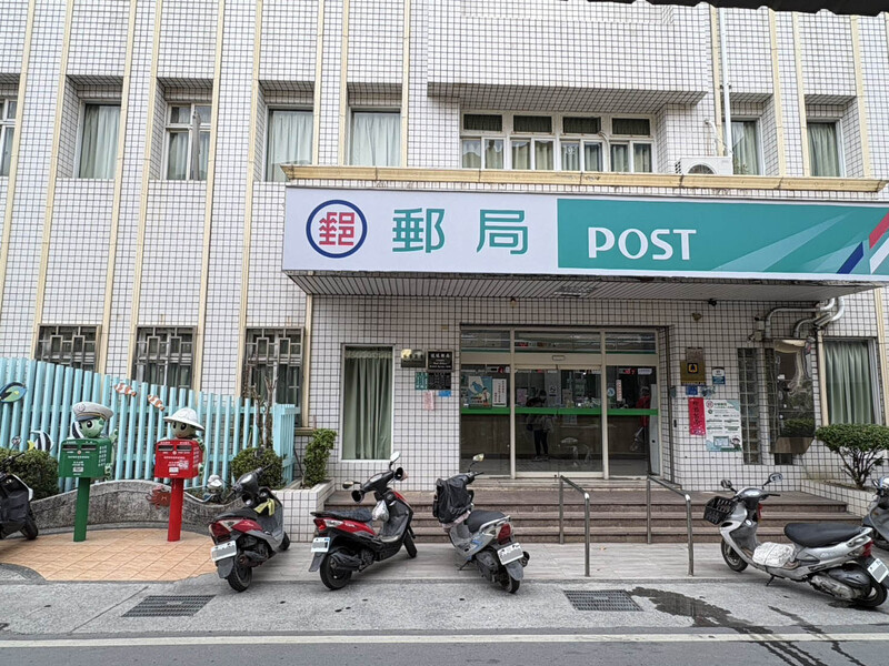 小琉球外籍遊客人數持續增長，中華郵政20日起正式在琉球郵局提供5種外幣兌換服務，包含港幣、美元、人民幣、日圓、歐元。(圖：中央社)