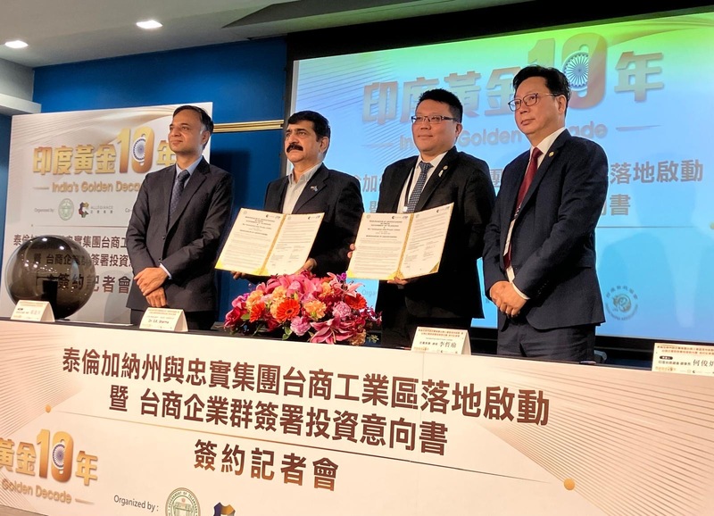 印度泰倫加納省19日與忠實集團簽署合作協議，由印度台北協會會長葉達夫（Manharsinh Laxmanbhai Yadav，左1）見證。（印度台北協會提供） (圖：中央社)