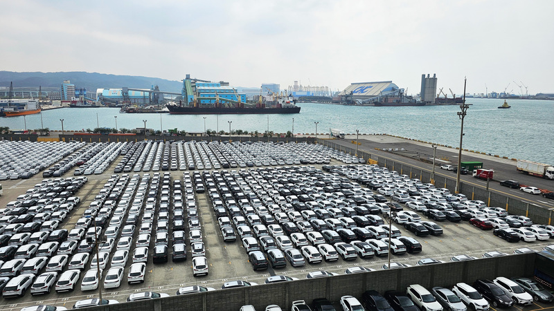 財政部15日表示，現已對電動車等提供減免貨物稅措施，汽車貨物稅稅率是否調降，尚待與產業主管機關審慎評估。圖為台北港到港汽車。(圖：中央社)