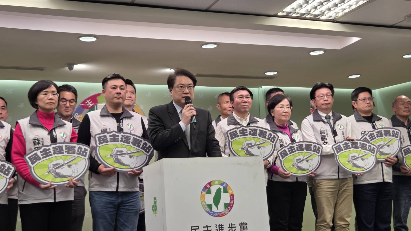 民進黨秘書長林右昌19日偕同民進黨全國各地方黨部主委召開記者會，宣布即日起民進黨各縣市黨部及所有黨公職服務處轉為「民主連署站」，代收全國罷免連署書，保障全國進行的公民行動不被國民黨惡意打壓。（劉玉秋 攝）