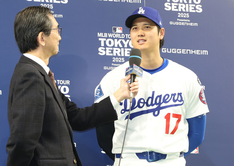 美國職棒大聯盟官方賽事睽違6年在日本舉辦大獲成功，MLB考慮到大谷翔平的明星效應，據傳有意縮短海外賽事舉辦的間隔，最快2027年再次到日本舉辦。圖為大谷翔平賽後受訪。(圖：中央社)