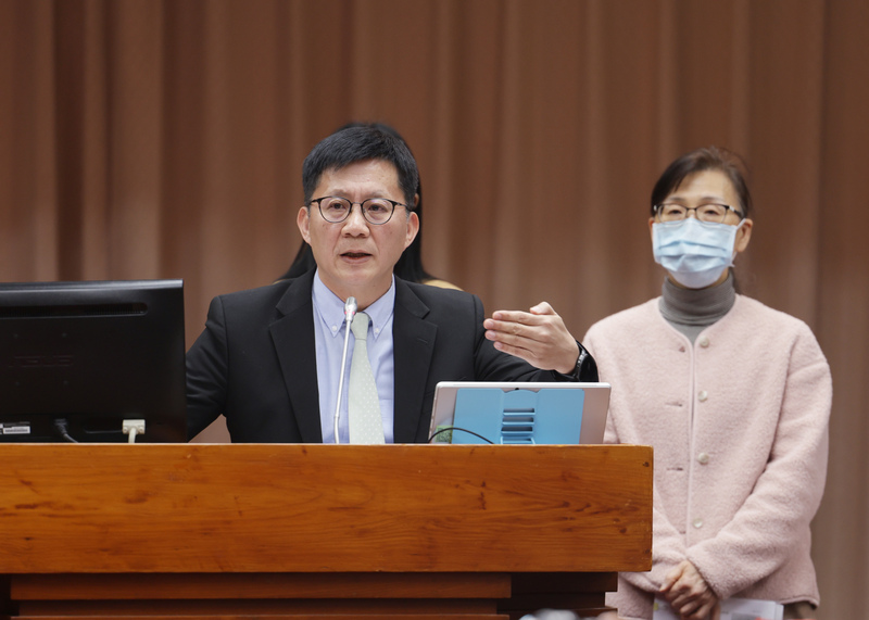 教育部次長張廖萬堅表示，教育部已經把草案送到行政院了，但後來出現《財劃法》修法爭議，目前還需要再跟地方政府溝通討論。(圖：中央社)