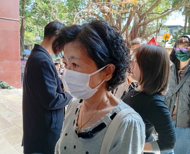 柯文哲妻子陳佩琪27日召開記者會表示，柯文哲進行律見時，聽律師轉達柯因持續血尿疼痛，疑結石導致急性腎損傷，盼台北看守所能同意讓柯文哲轉院治療。(圖：中央社)