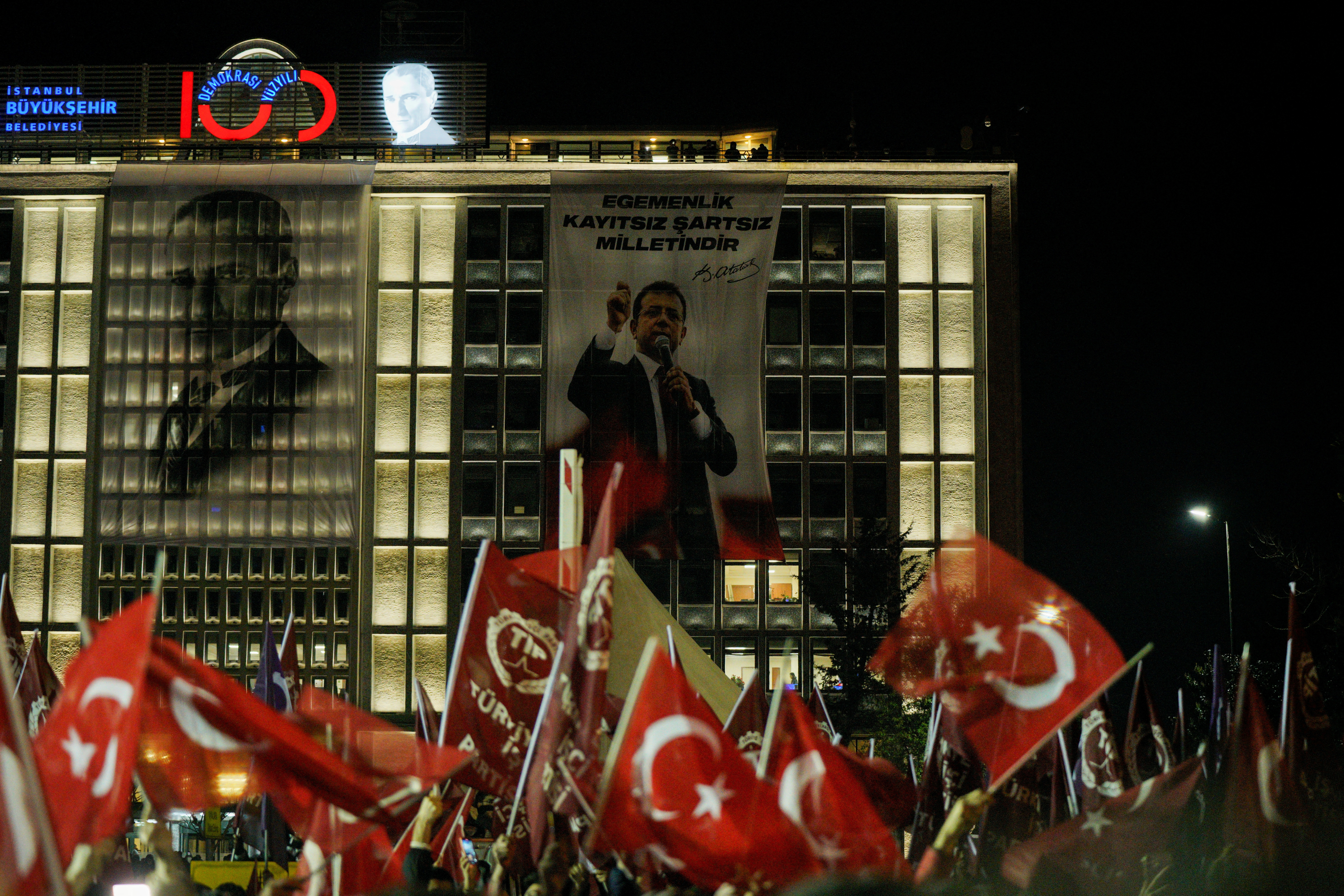 圖為伊斯坦堡巿長伊瑪莫魯(Ekrem Imamoglu)的支持者19日聚集在伊斯坦堡市政府大樓外，抗議拘留伊瑪莫魯。(路透社/達志影像)