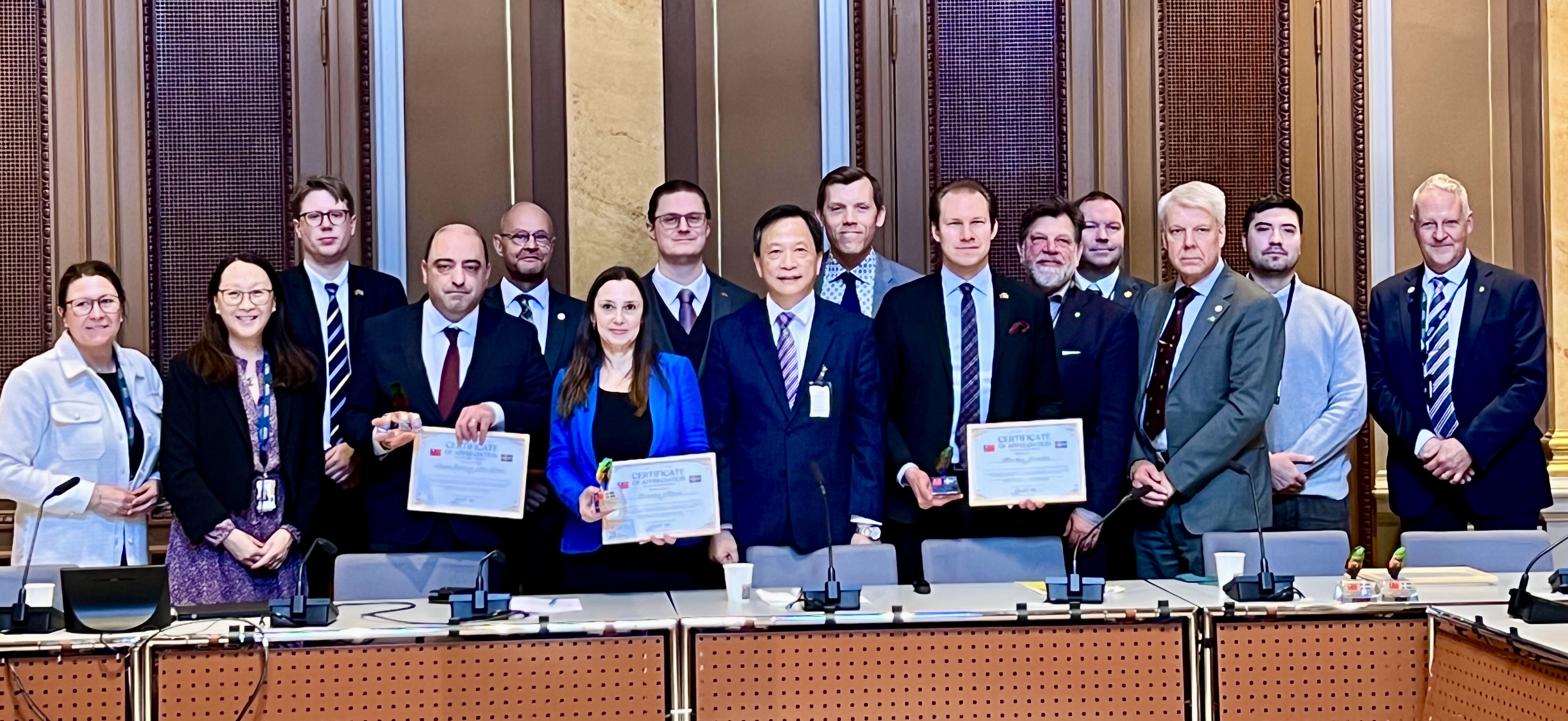 台灣駐瑞典代表谷瑞生(第一排左五)應邀參加瑞典國會友台小組年會，與獲頒感謝狀的瑞典國會友台小組歐柏莉主席(第一排左四)、國會議員Markus Wiechel (第一排左六)、國會議員Nima Gholam Ali Pour(第一排左三）及參加年會其他瑞典國會議員合照。(駐瑞典代表處提供)