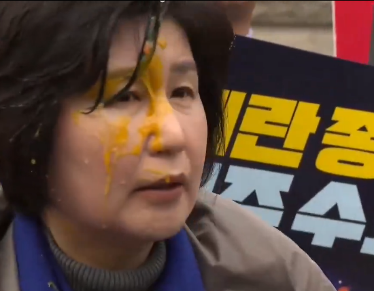 南韓最大在野黨共同民主黨議員白惠蓮(Back Hye-ryun)20日在法院外向記者發表講話，呼籲法官支持彈劾尹錫悅時，被至少一個生雞蛋砸中。(翻攝X平台)