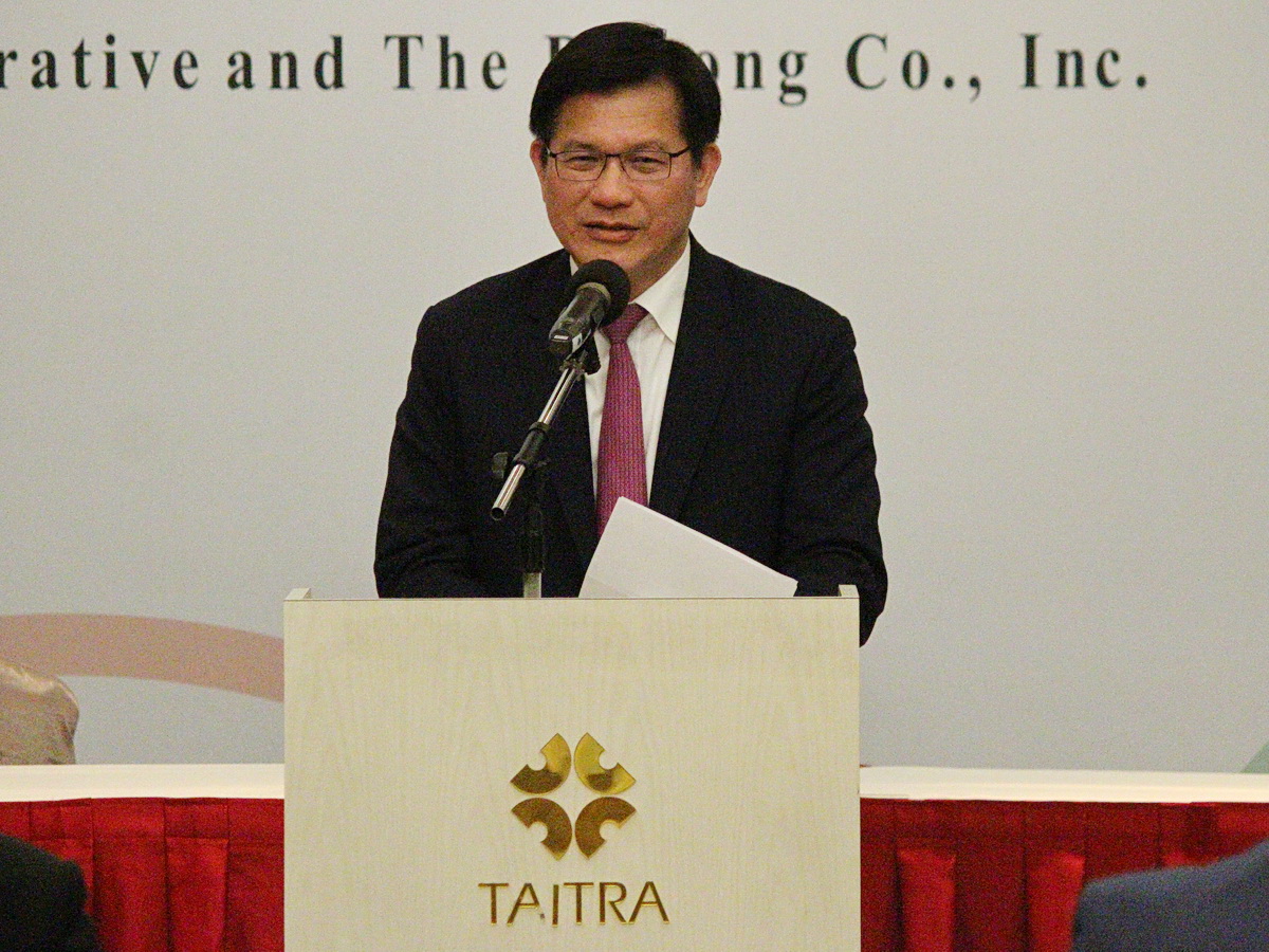 南非外交部在官方網站將我駐南非代表處名稱更改為「台北商務辦事處」，外交部長林佳龍20日下午出席活動後受訪時簡短回應，「我們會繼續再交涉」 (央廣記者王照坤 攝)