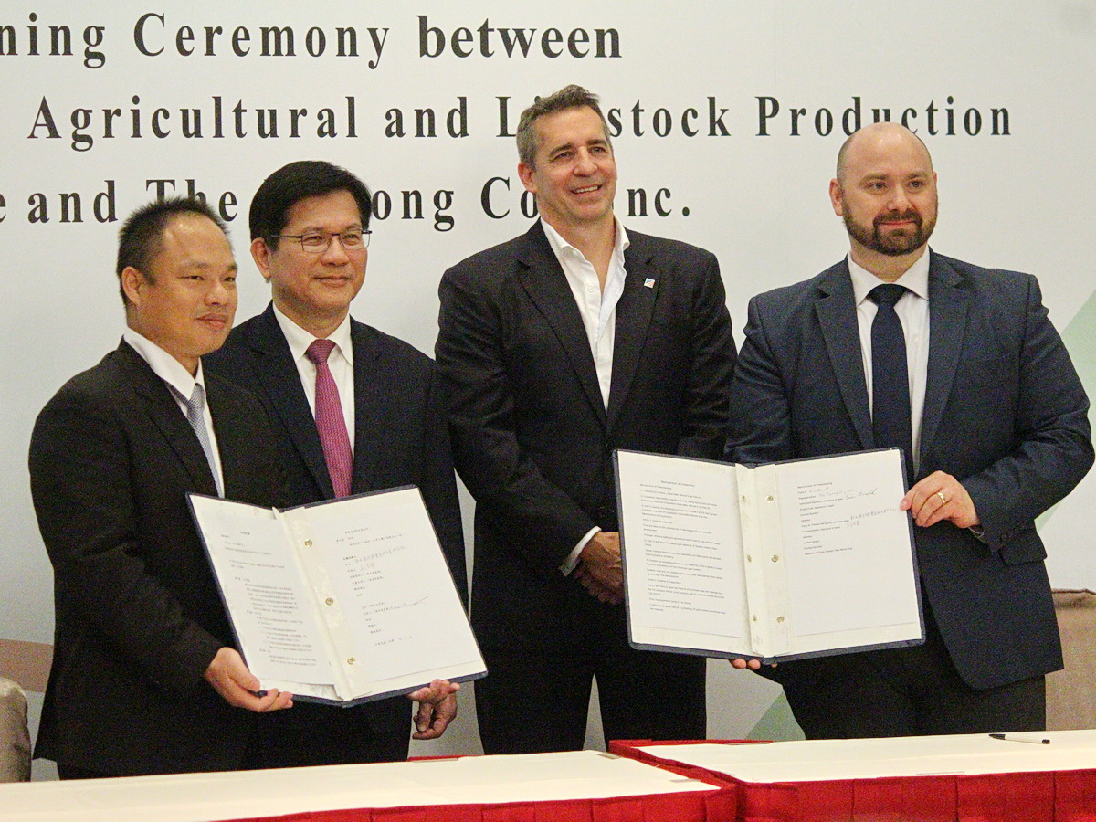 彰化縣合興農業畜牧生產合作社理事主席與美國德隆公司代表簽署飼料採購合作備忘錄，外長林佳龍(左二)、AIT農業組組長王睿珂(Erich Kuss，右二)見證 (央廣記者王照坤 攝)
