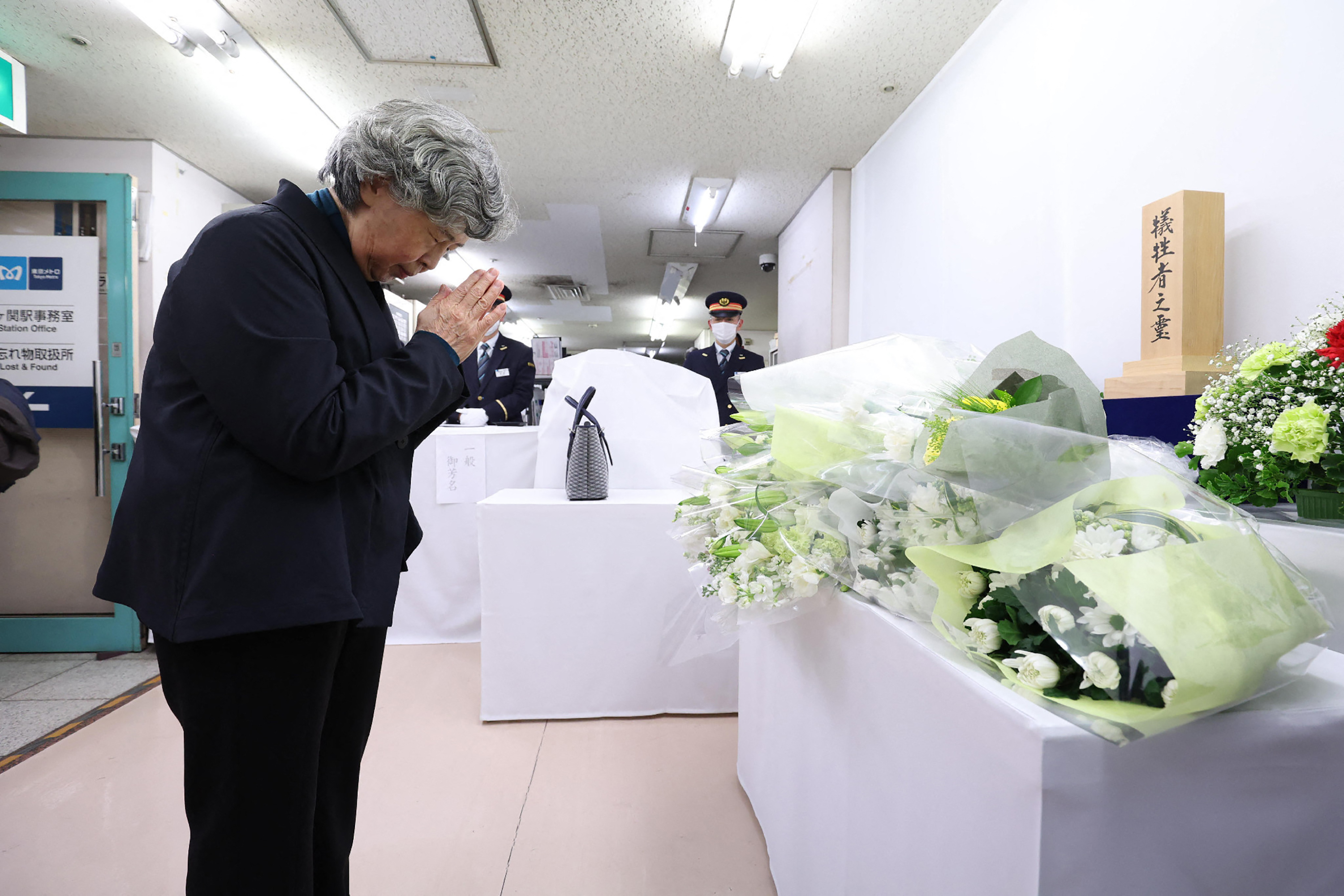 東京地鐵一小群工作人員在東京都政府行政中心地區的霞關站舉行年度默哀儀式。圖為78歲婦人高橋的丈夫是當年在霞關站工作的罹難者之一。(AFP)