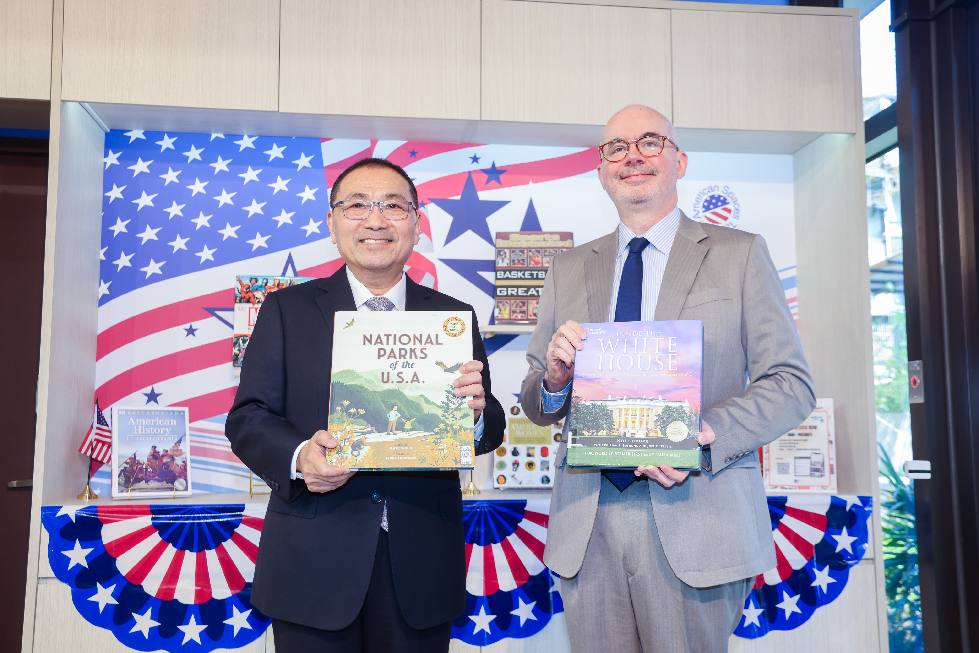 新北市首座「美國資料專區」(American Shelf)今天(21日)揭幕，新北市長侯友宜、美國在台協會(AIT)台北辦事處處長谷立言(Raymond Greene)共同出席揭幕典禮。(新北市提供)