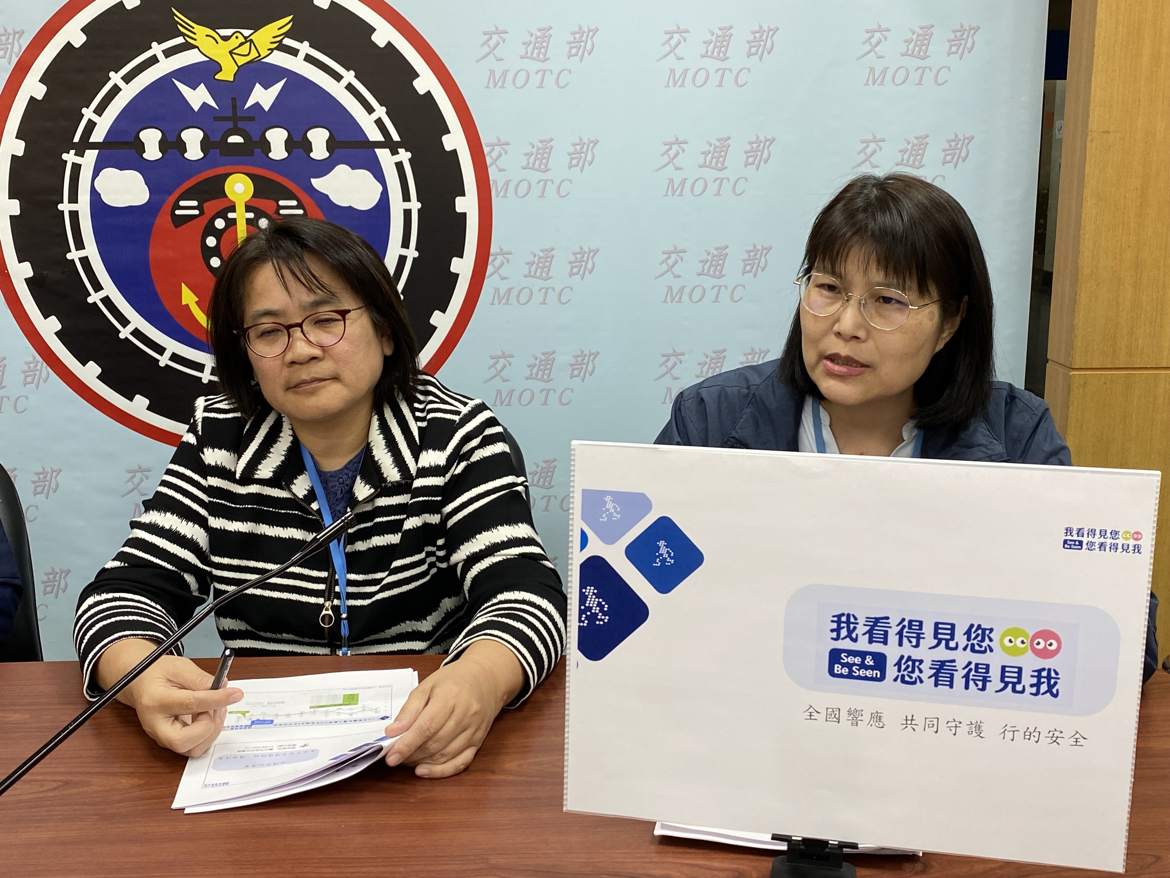 台北市交通局副局長常華珍(左)21日率領交通安全科長鄭麗淑(右)，來到交通部分享首都交通安全改善的成效與今年的重大作為。(吳琍君 攝)