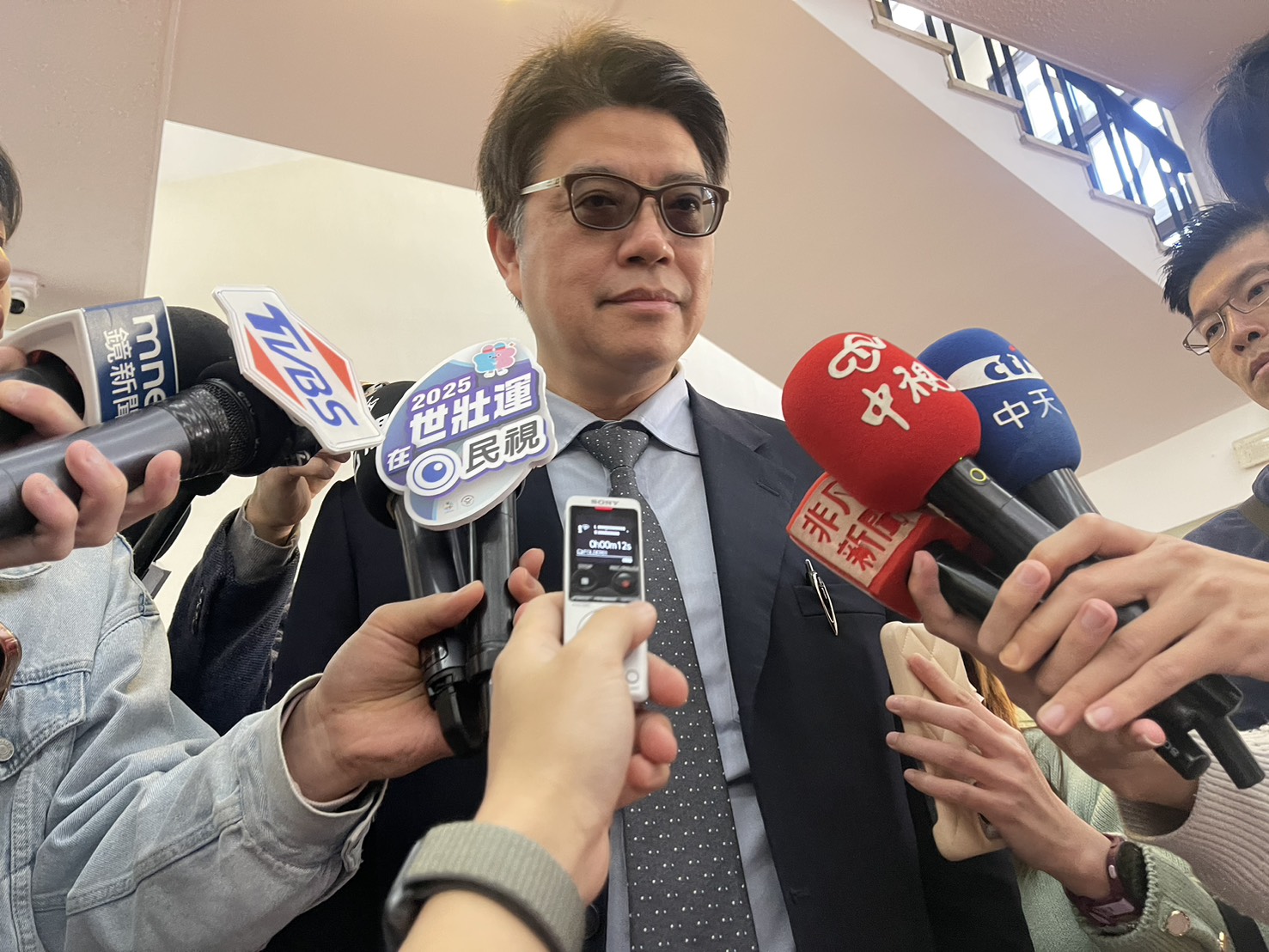 陸委會主委邱垂正赴立法院繼續接受總質詢前接受媒體採訪。資料照片(趙婉淳 攝)