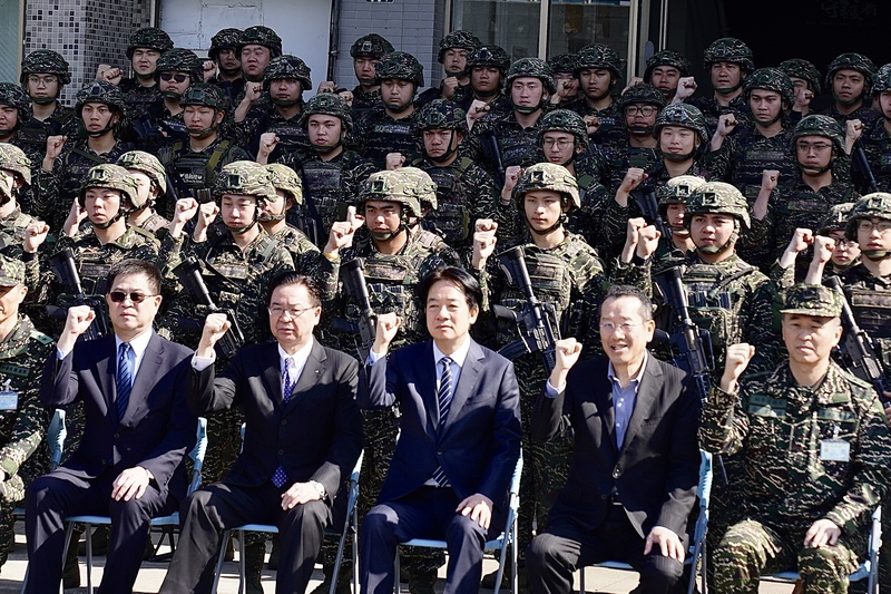 總統賴清德21日赴松山機場視導駐守的海軍陸戰隊陸戰六六旅衛戍第二戰鬥隊，正式揭露海軍陸戰隊已進駐松機內營區。(圖：中央社)