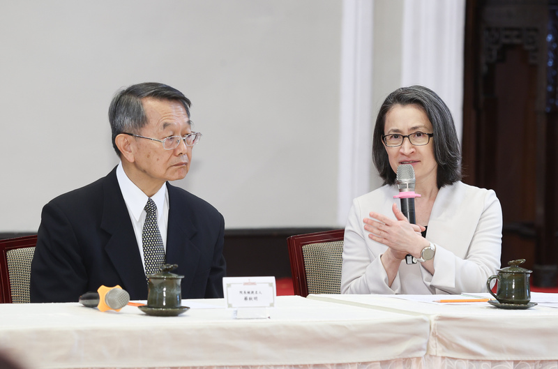 副總統蕭美琴（右）21日上午在總統府主持「114年司法院正、副院長及大法官被提名人介紹記者會」，介紹司法院長被提名人蔡秋明（左）。中央社記者謝佳璋攝  114年3月21日 (圖：中央社)