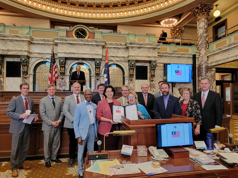 美國密西西比州參、眾兩院19日通過「與台灣友好及促進經貿合作關係」共同決議。駐休士頓辦事處處長蕭伊芳（前排左2）前往密西西比州州議會獲頒該決議書。（駐休士頓辦事處提供） (圖：中央社)