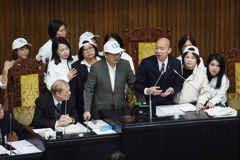 立法院會21日討論國民黨立委提出的反廢死公投案時，藍綠雙方在議場內發生爭執，遲遲無法恢復秩序，最後立法院長韓國瑜(前右3)宣布休息。前左2為民進黨團總召柯建銘。 (圖：中央社)