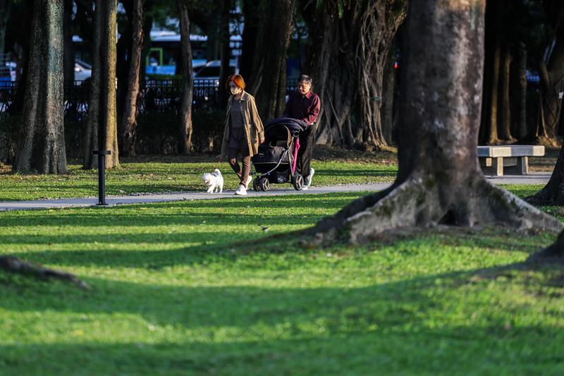 低溫雖然逐日回升，日夜溫差的情況仍明顯，民眾外出可適度增減衣物。(圖：中央社)