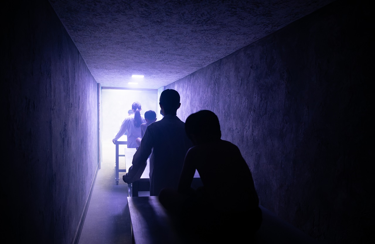 河床劇團與加拿大PHI工作室及希臘歐納西斯文化跨國合作的沉浸式劇場作品《之間》，突破了劇場與科技的界限，引領觀眾進入一場如夢似幻、身歷其境的數位幻境。(張震洲 攝／兩廳院、河床劇團提供)