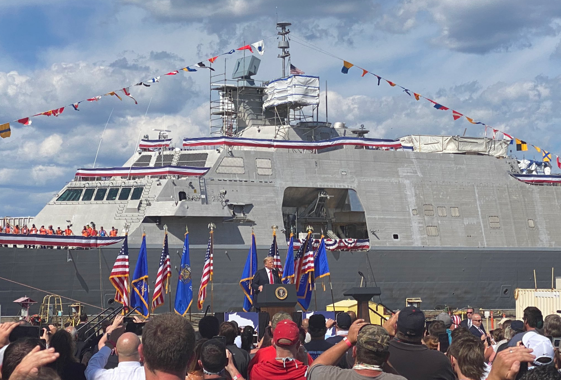 美國總統川普在第一個任期期間，在「星座號」準備興建之初，曾赴位於威斯康辛州的義大利芬坎蒂尼(Fincantieri)造船廠參觀。(X平台/@haleybemiller)