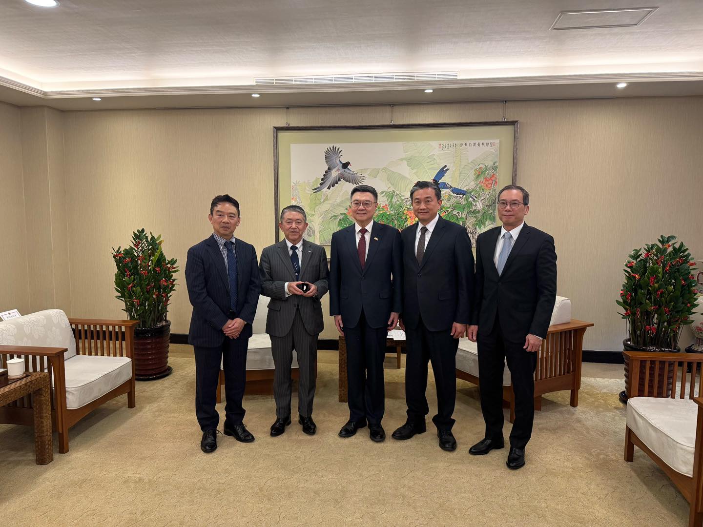 行政院聘請日本前自衛隊統合幕僚長岩崎茂(左2)任無給職顧問。(臉書)