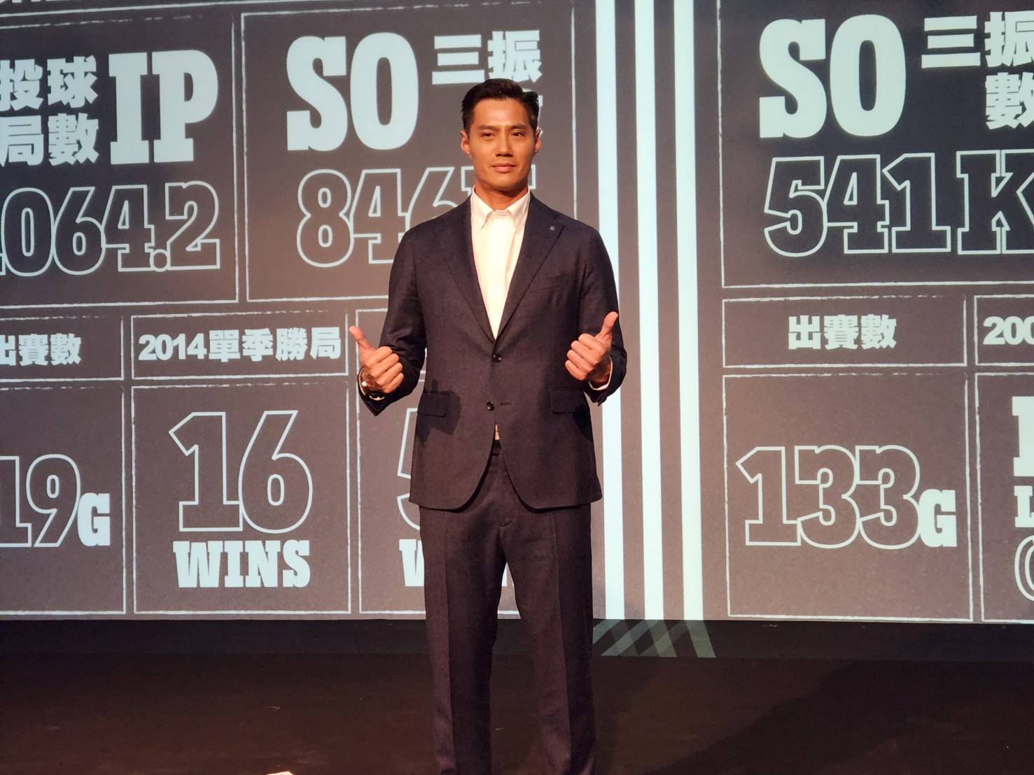 台灣旅外名投陳偉殷21日出席台灣引退記者會透露新動向，表示將籌備棒球生涯特展以及出版相關回憶錄，同時也希望到美國和日本走走，學習新的訓練方式或觀念，傳承給年輕一代選手。(江昭倫 攝)