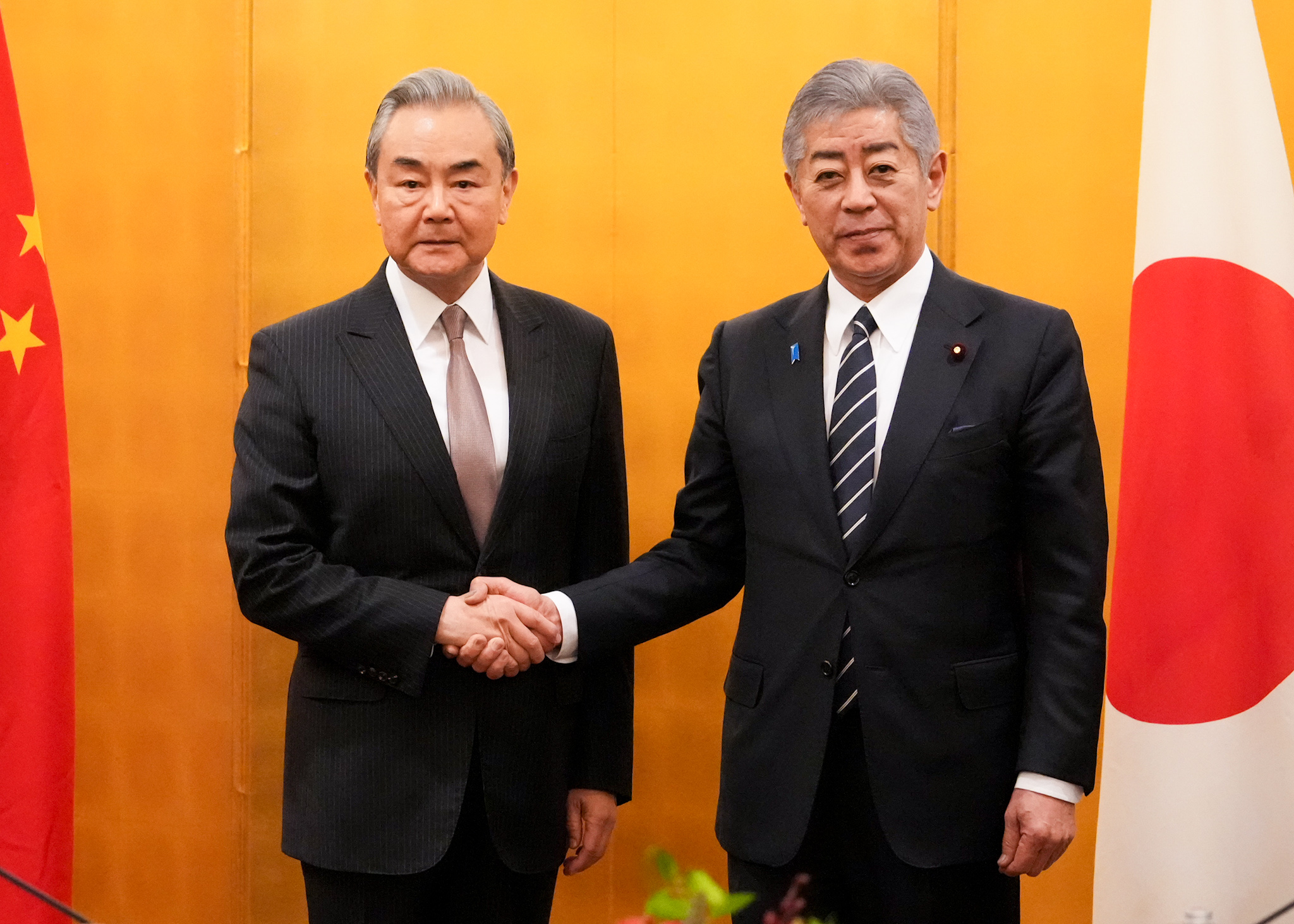 日本外務大臣岩屋毅(右)與中國外長王毅在東京會談。(X平台)