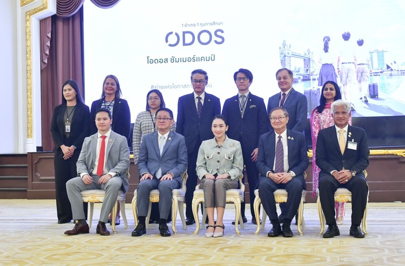 泰國總理貝東丹（前中）20日主持「卓越發展機會獎學金夏令營計畫」啟動記者會，駐泰副代表董思齊（後右3）應邀出席。（駐泰代表處提供） (圖：中央社)