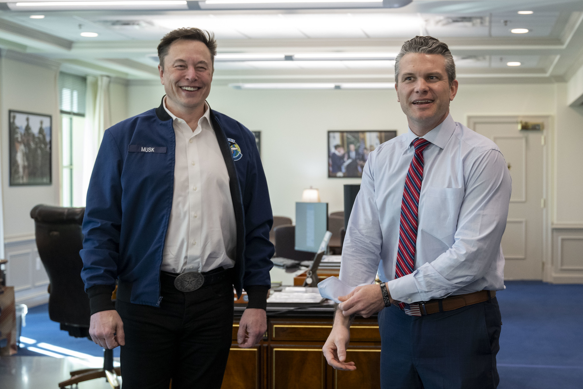 美國億萬富豪馬斯克21日訪問五角大廈，與美國國防部長赫格塞斯會面。 (圖:美國國防部)