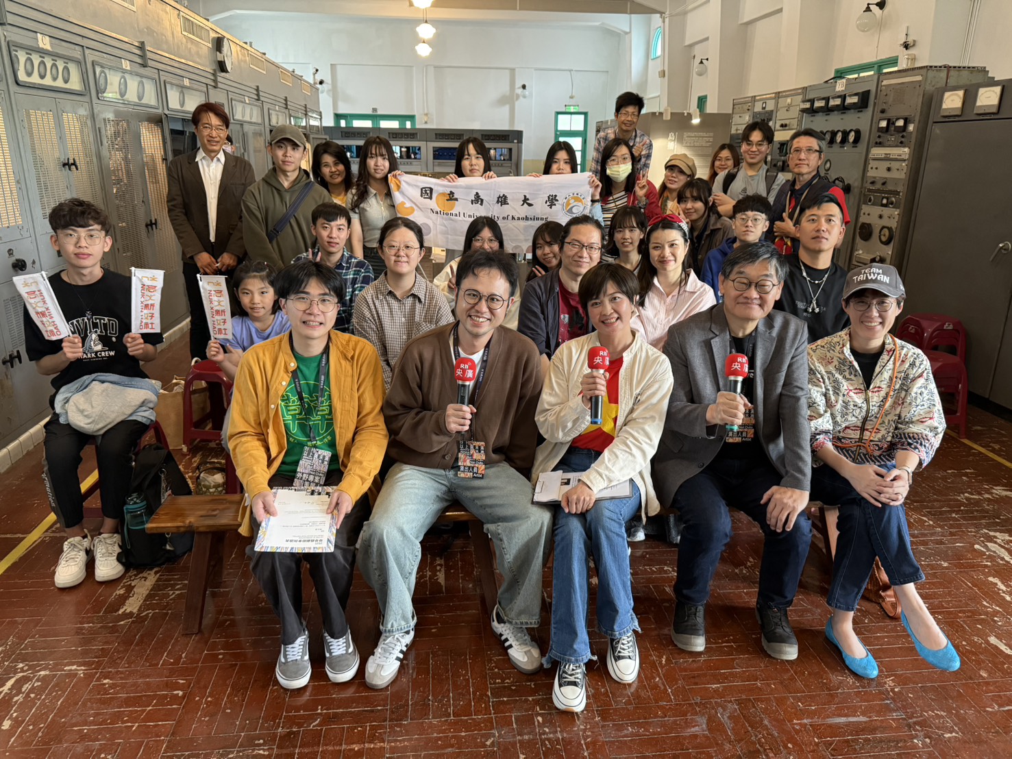 Rti央廣主持人莊豐嘉、越在嘉文化棧阮金紅及新聞工作者簡永達聊新住民及移工在台的生活處境。(Rti)