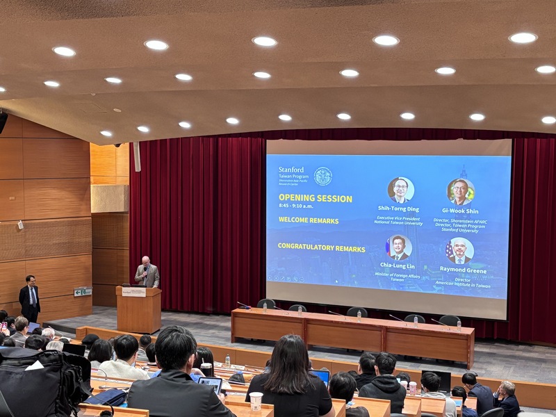 史丹佛大學舒思深亞太研究中心論壇23日登場，美國在台協會處長谷立言(Raymond Greene)出席致詞。(圖：中央社)