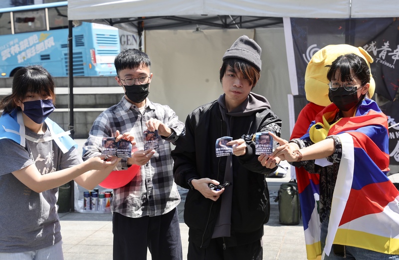 在台港人團體香港邊城青年與多個民團23日台北舉行「香港基本法23條實施將滿一年—反對香港國安惡法、聲援香港政治犯、拒絕中國跨境鎮壓」行動，現場演出行動劇，呼籲台灣人能提高對中國的警覺性。(圖：中央社)