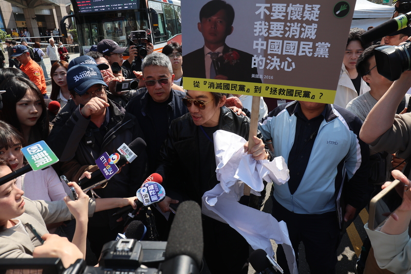民眾黨23日下午在新北市板橋區舉行「人民要當家」全民問政宣講，領銜罷免國民黨立委葉元之的醫師史書華（圖前中）到場舉牌表達不滿。（圖：中央社）