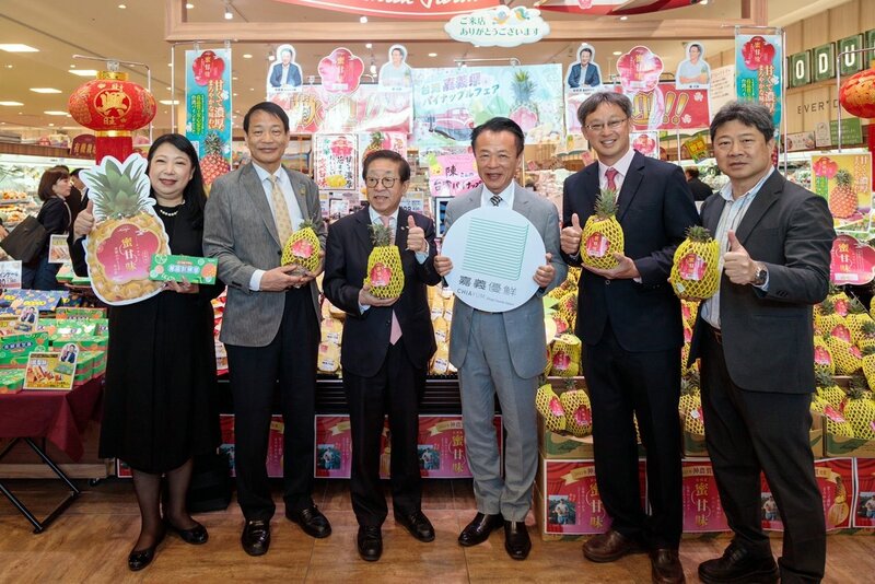 「嘉義優鮮－鳳梨嘉年華」販售活動23日在日本山口縣丸久超市防府店登場，縣長翁章梁（右3）到場推廣，邀請民眾品嚐蜜甘味鳳梨、鳳梨酥。（嘉義縣政府提供／中央社)