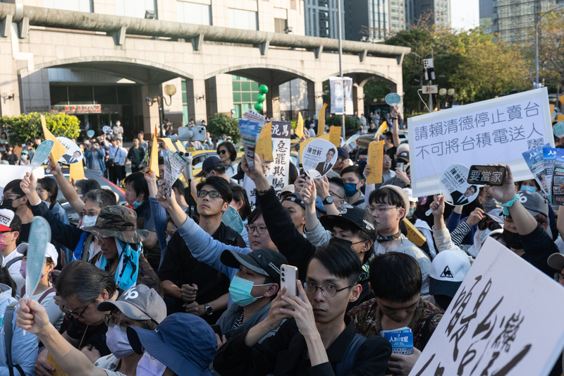 民眾黨23日下午在新北市板橋區舉行首場「人民要當家」宣講，支持者於活動尾聲時一同舉牌高喊口號。(圖：中央社)