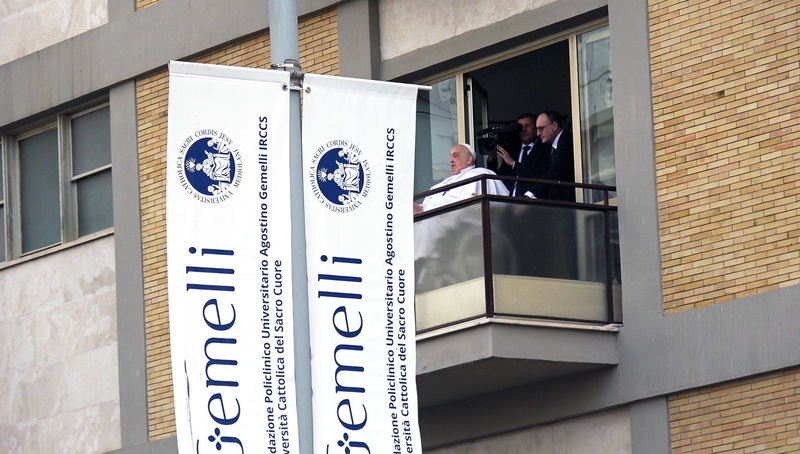 教宗方濟各2月14日入院治療超過5週，一度病情危急，近日病情穩定，23日中午他在暌違5週後首度現身醫院陽台向群眾致意，隨後辦理出院。 (圖：中央社)