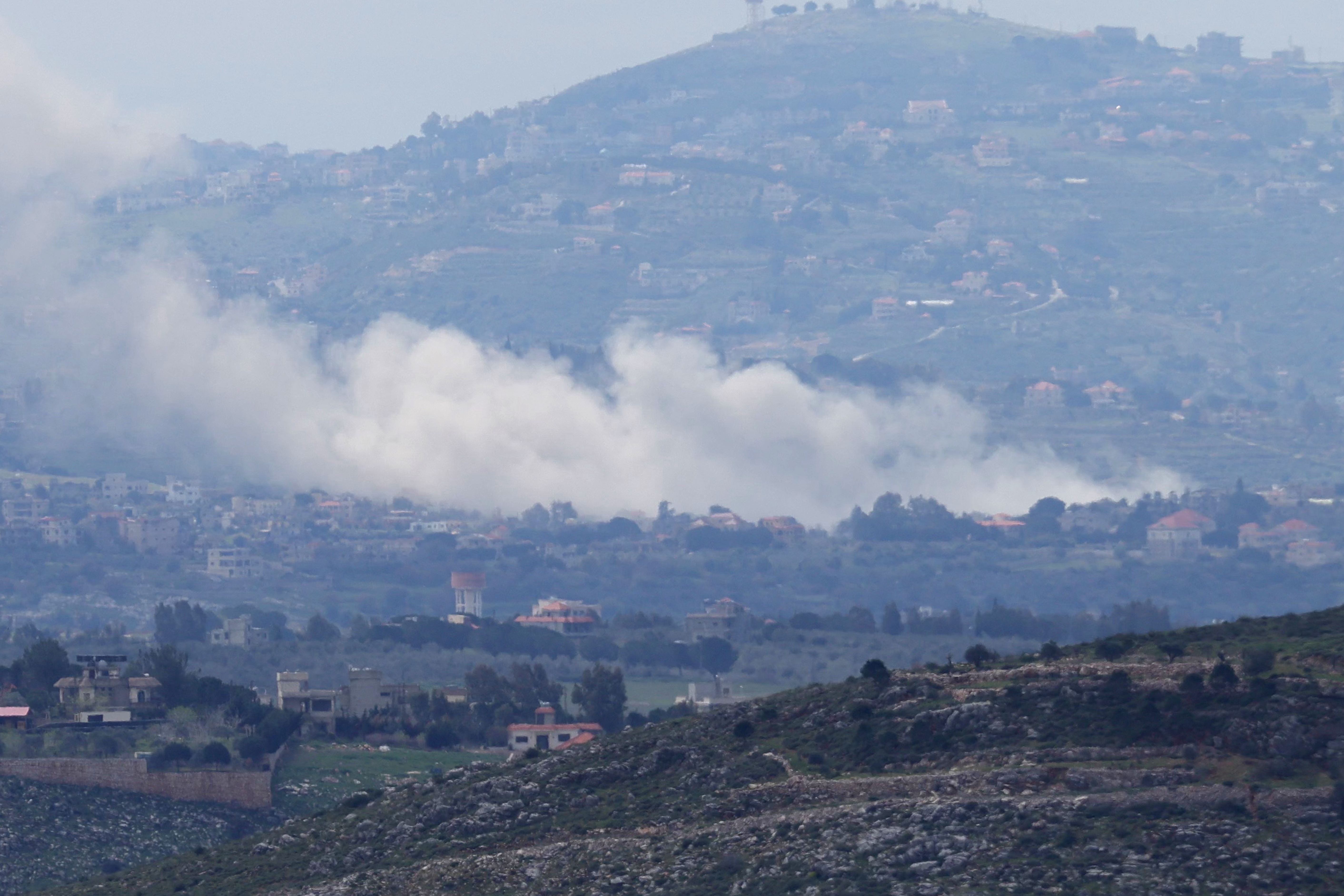 以色列國防部長28日威脅將針對黎巴嫩新一輪火箭彈攻擊進行反制後，以色列隨即對黎巴嫩南部發動空襲。(AFP)