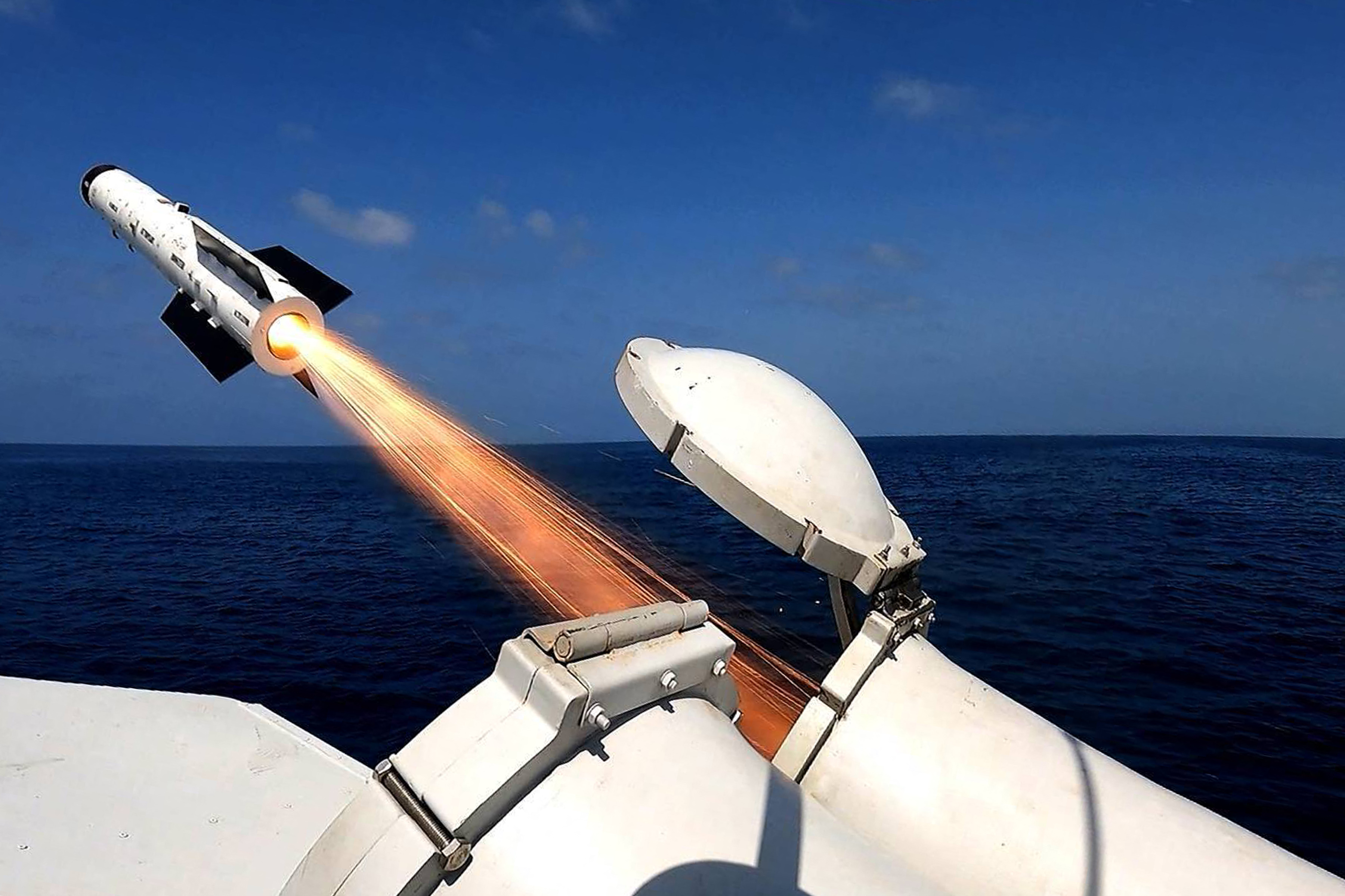 圖為伊朗革命衛隊(Revolutionary Guards)在軍事演習中發射飛彈。(AFP)