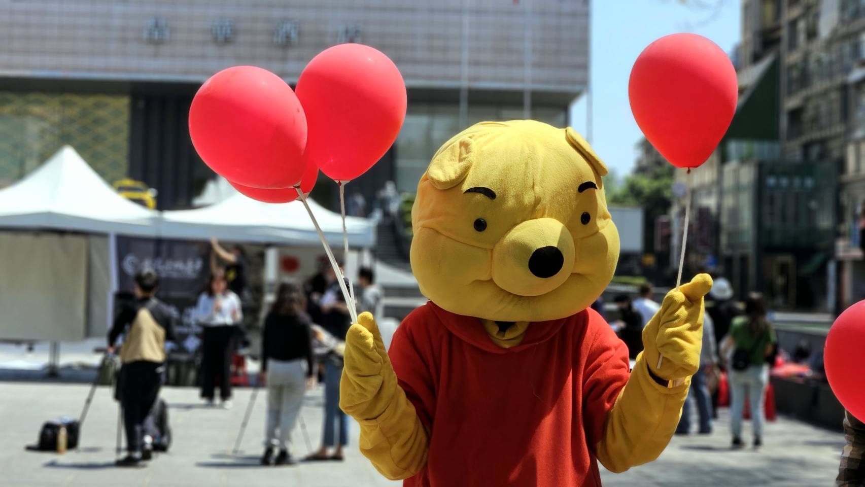 香港基本法23條實施滿1周年，在台港人與聲援團體在台北上演行動劇，由維尼熊遞送號稱和平、讓利的紅色氣球，象徵謊言及包裹糖衣的毒藥。(歐陽夢萍 攝)