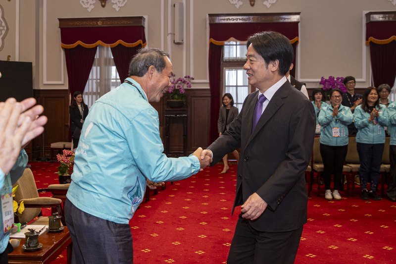 總統賴清德（前右）24日上午在總統府接見台灣客家聯盟協會，向協會理事長黃仁杼（前左）握手致意。 (圖：中央社)