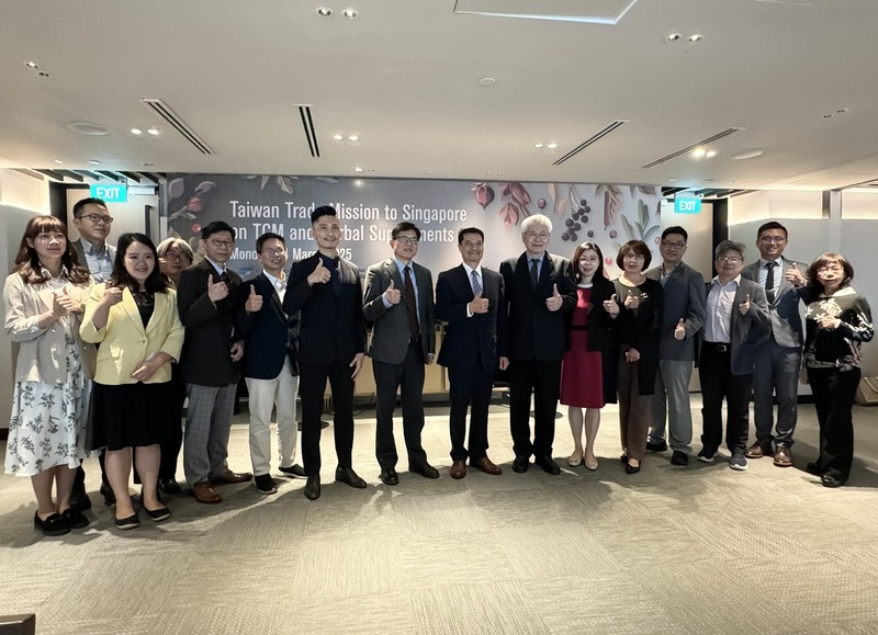 「台灣生技中醫藥赴新加坡泰國拓銷團」24日在新加坡，參與外貿協會舉辦的業者媒合活動，拓銷團團長、中華民國中醫醫學會全國聯合會理事長顧明津（右7）、新加坡台貿中心主任劉千翡（右6）等人出席。(圖：中央社)