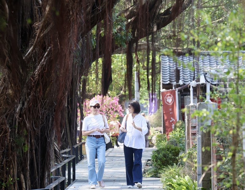 氣象署表示，25日各地為晴到多雲天氣，白天氣溫持續上升。圖為民眾到台北市中正區戶外活動。 (中央社資料照片)