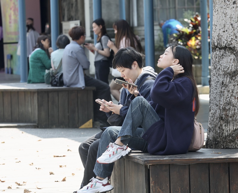 中央氣象署表示，27日各地高溫約30到34度。圖為民眾在台北市中正區戶外休息。 (中央社資料照片)