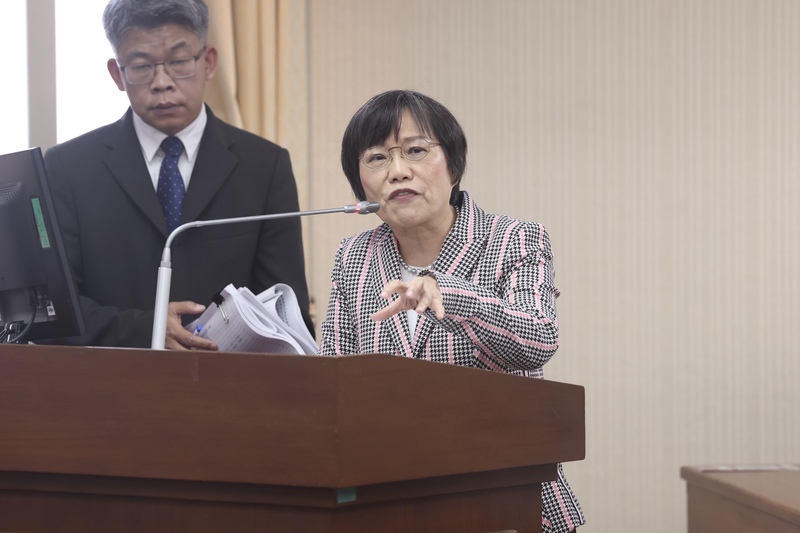 內政部長劉世芳（右）24日針對租賃市場實價登錄表示，盡量朝租金透明化發展，但100%透明化做不到，若全面實價登錄，可能造成不易掌握租屋市場實況、實際租金查核困難、資訊失真風險與市場衝擊等4大影響。 (圖：中央社)