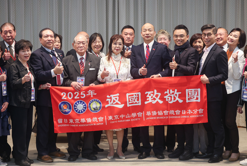 立法院長韓國瑜（前右4）24日下午在立法院接見日本華僑返國致敬團，國民黨立委柯志恩（前右）、洪孟楷（前右3）、民進黨立委鍾佳濱（前右2）等人陪同，與訪團成員合影。(圖：中央社)