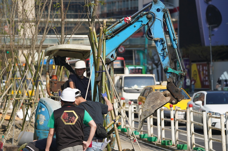 主計總處24日發布2月失業率為3.34%，較今年1月失業率略上升0.04個百分點，終止連續5個月的下降趨勢；不過，經季節調整後的失業率為3.35%，仍是月降0.02個百分點。圖為施工人員在台北市信義區街道工作。中央社記者徐肇昌攝  114年3月24日 (圖：中央社)