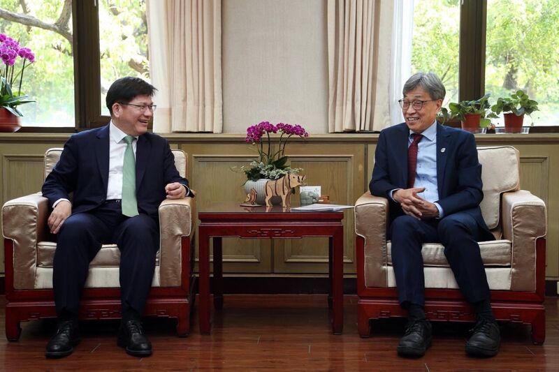 外交部長林佳龍（左）與農業部長陳駿季（右）24日在農業部召開雙部長會議，決議籌組「智慧新農業顧問團」。（外交部提供/ 中央社)